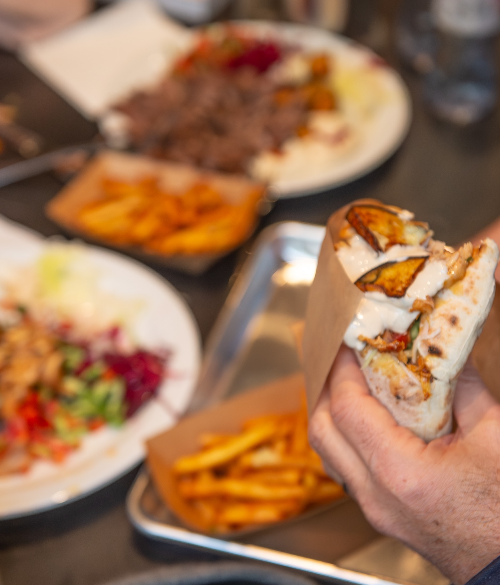 Plats et pita TOUM sur la table